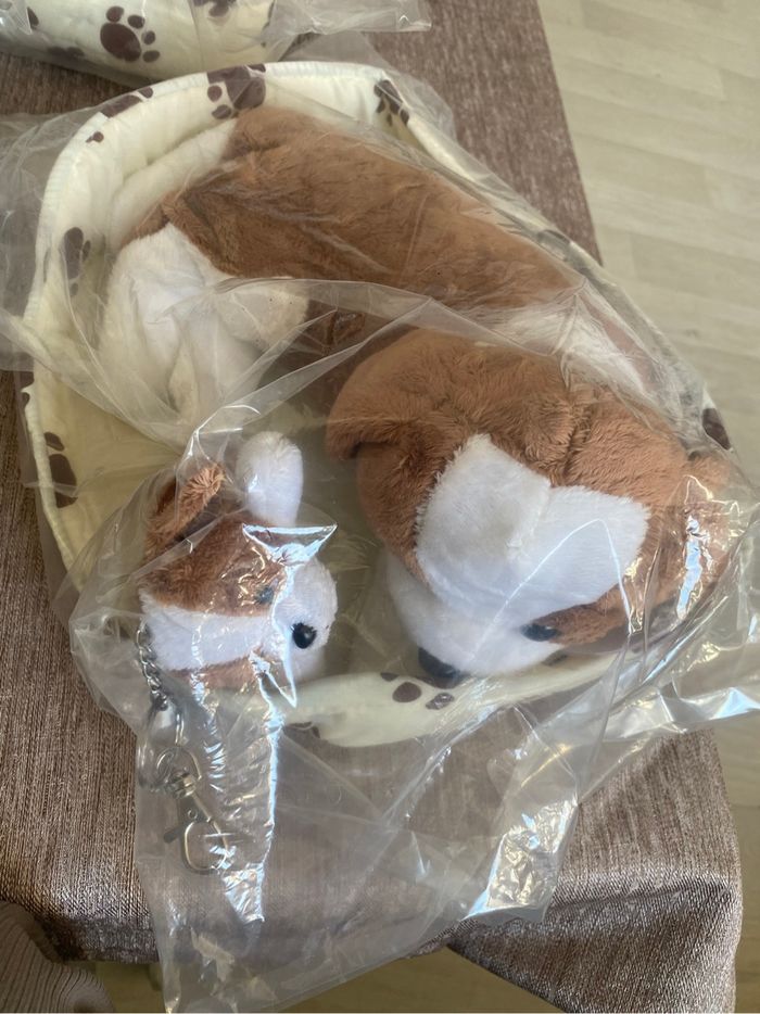 Panier avec sa peluche chien et porte cle assorti