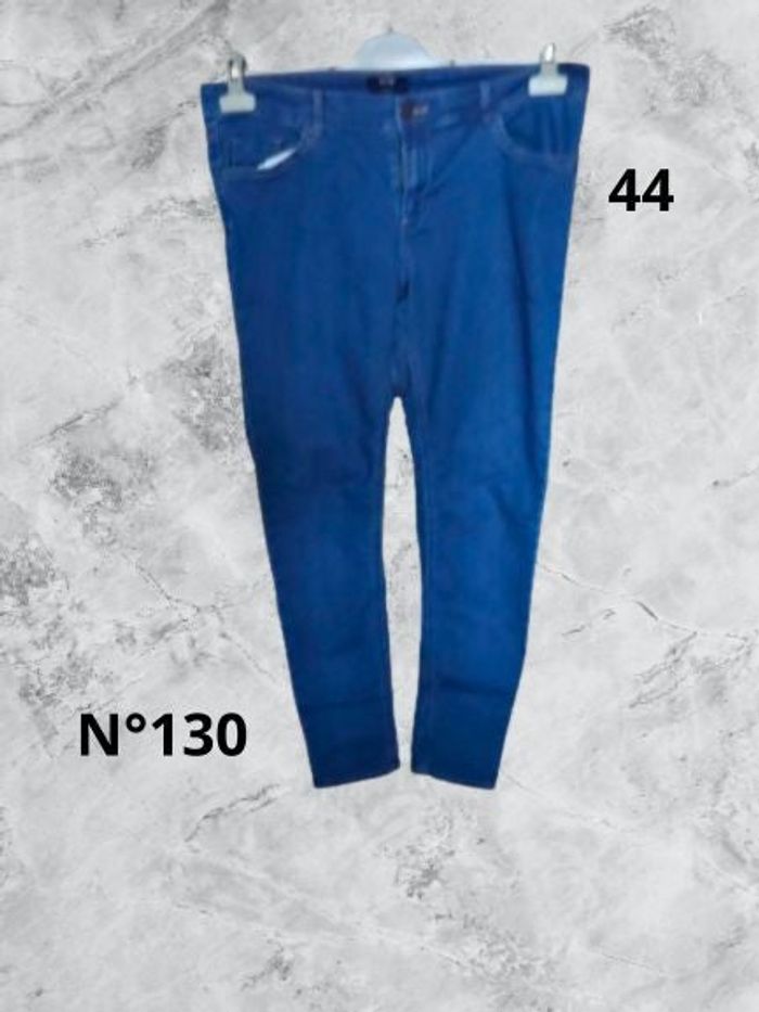 N°130 Jean bleu T44. Kiabi. Taille basse, coupe slim.