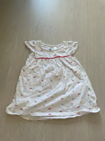 Robe blanche avec petite fleurs
