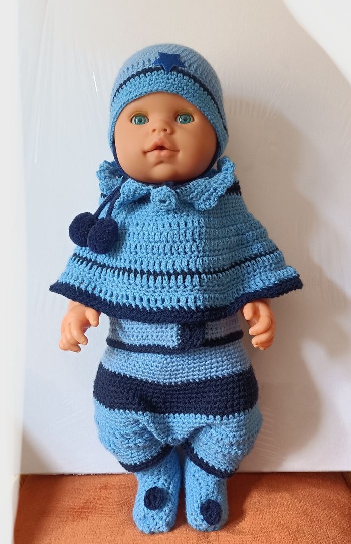 Poupon et sa panoplie de vêtements.