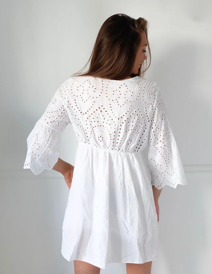 🌟 Robe blanche à broderie - photo numéro 2
