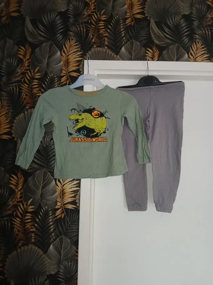 💚 Pyjama fin Jurassic World taille 3 ans.