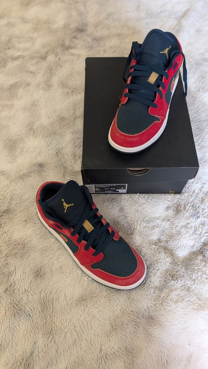 Baskets Air Jordan 1 Low SE (GS) 38,5 - photo numéro 1