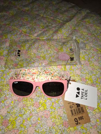 Lunettes de soleil neuves avec étiquette 