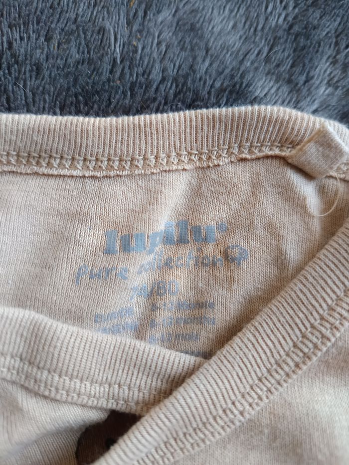 Bonjour je vends ce lot de body taille 12 mois - photo numéro 4