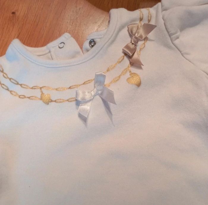 Ensemble pantalon IKKS et t-shirt manches longues taille 6 mois en très bon état - photo numéro 6