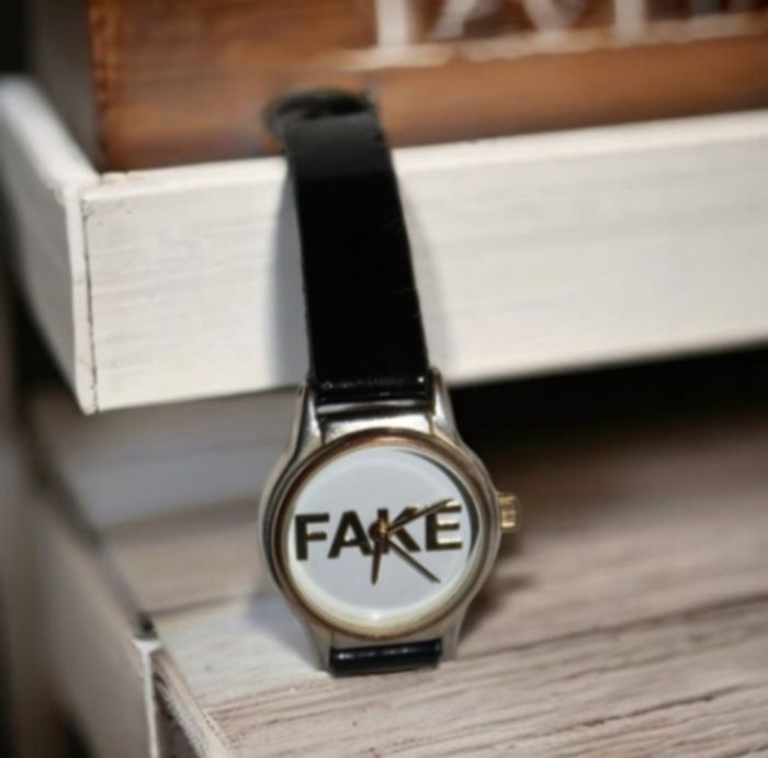 Montre bracelet noir verni FAKE
