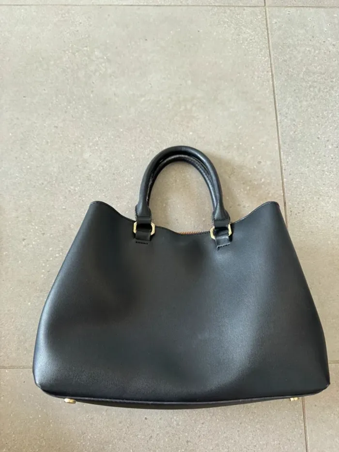 Sac à main et bandoulière noir Parfois, bon état mais il y a des petites traces d'usures, 30x22cm