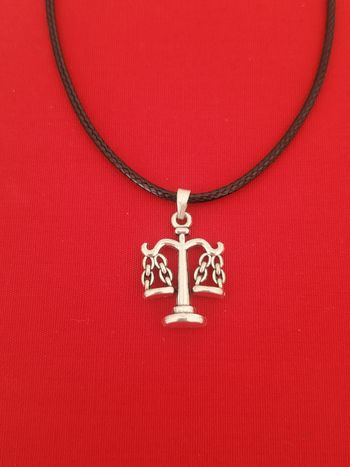 Collier cordon noir réglable balance de la justice