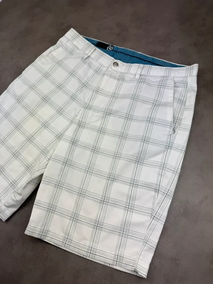 Short chino Volcom à carreaux Blanc et bleu Taille 36 - photo numéro 2