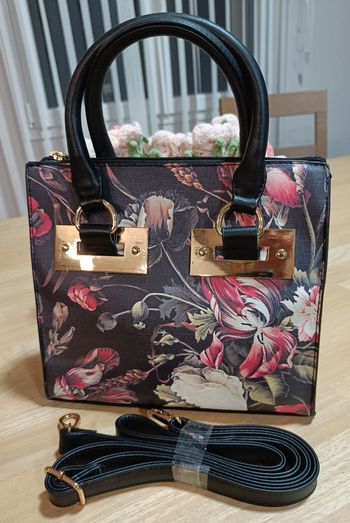 Sac fleuri sur fond noir