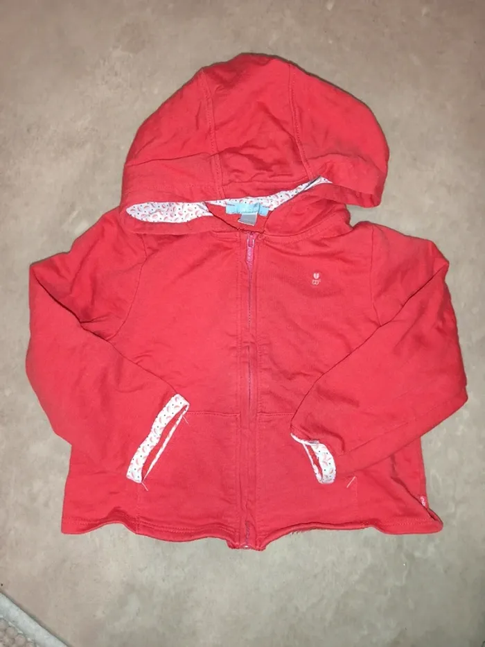 Gilet zippé rouge taille 23 mois marque obaibi