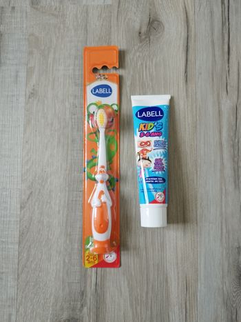 Dentifrice et brosse à dents