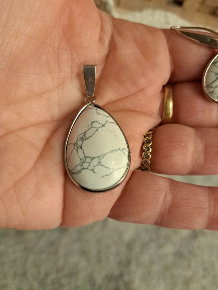 Boucles d'oreilles pendante avec pendentif assortie blanc marbré - photo numéro 11