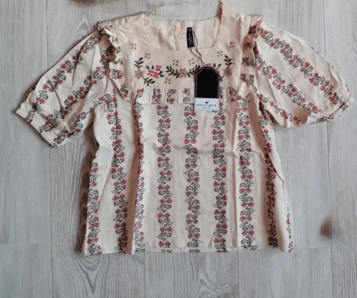 Blouse chemisier Sergent Major 
Thème Sur les routes de Dordogne 
Taille 10 ans
Neuf étiqueté