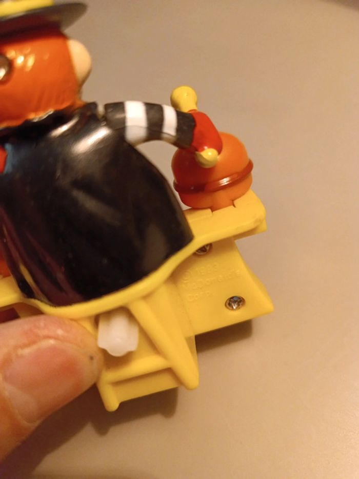 1 figurine hamburglar RARE McDonald's 1993. Hamburglar fait de la batterie sur des hamburgers - photo numéro 3