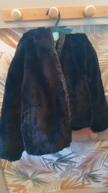 Veste courte fourrure capuche noire