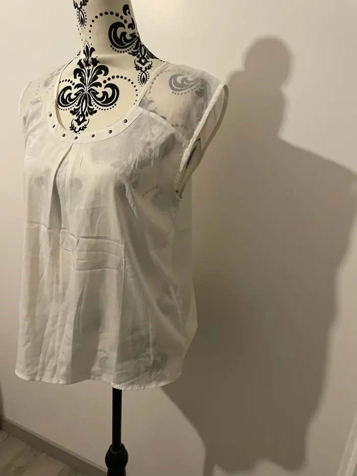 Blouse sans manche débardeur blanc dentelle au col avec strass neuf Emoi taille 40 - photo numéro 4
