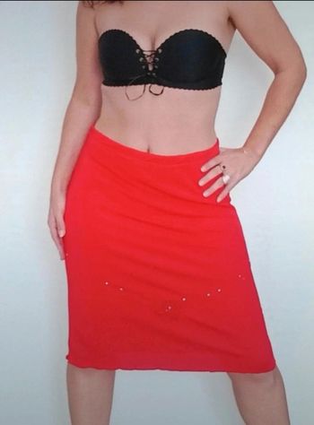 Jupe mi-longue rouge a strass taille 42