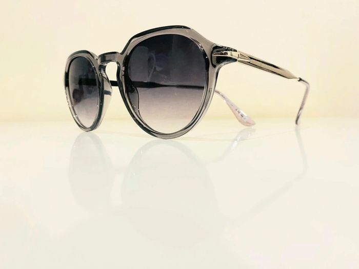 Lunette de soleil mixte grise et argentée UV protection catégorie 3