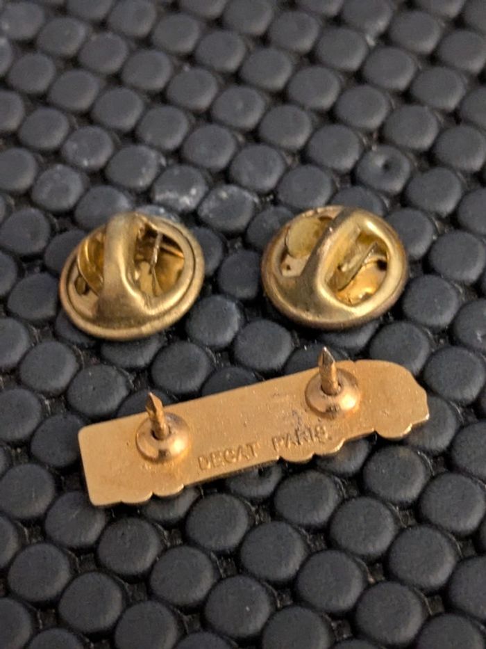 Pin's Camion Les Routiers double attaches signé Decat, Truck - photo numéro 3