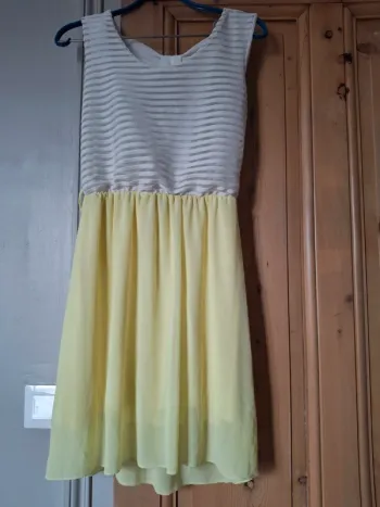 Robe jaune et blanche avec effet de bandes sur le haut