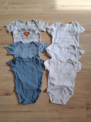 Lot 6 bodies manches courtes  24 mois