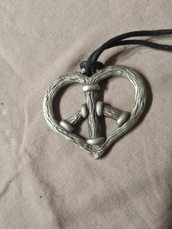 Collier long. coeur  peace and love. Argenté. 45 cm. J de G 