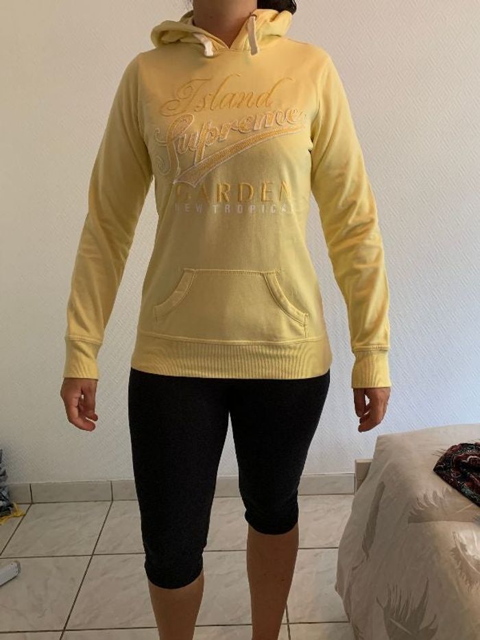 Pull à capuche jaune