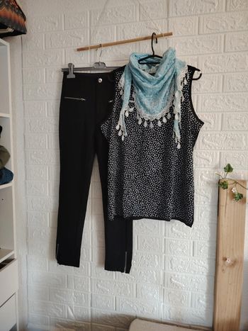 Ensemble pantalon noir, débardeur et foulard