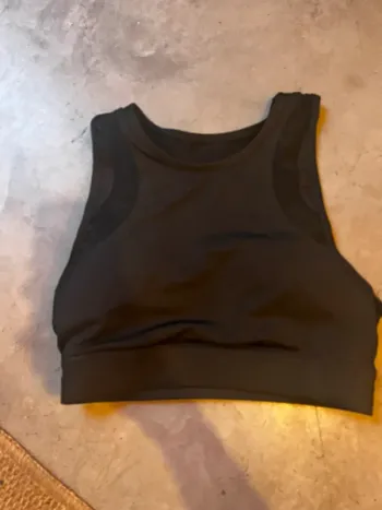 Brassière de sport noire avec bande ajourée