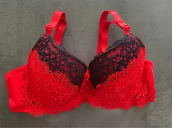 Soutien-gorge rouge et noir 90B/105B