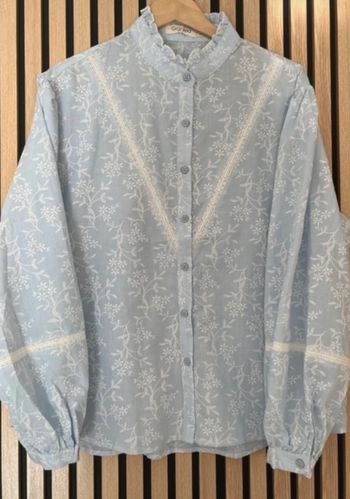 Chemise bleue et blanche à broderies
