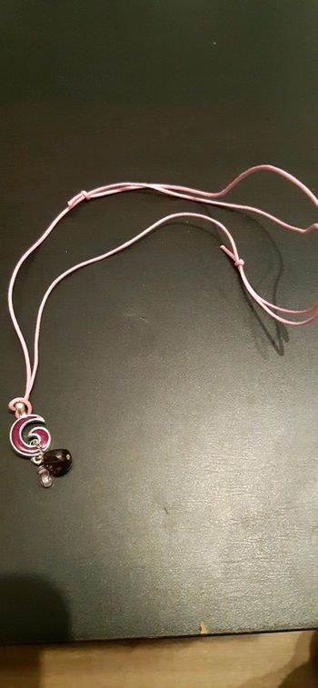 Collier avec pendentif violet