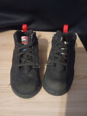 Basket Jordan taille 26 noir et rouge