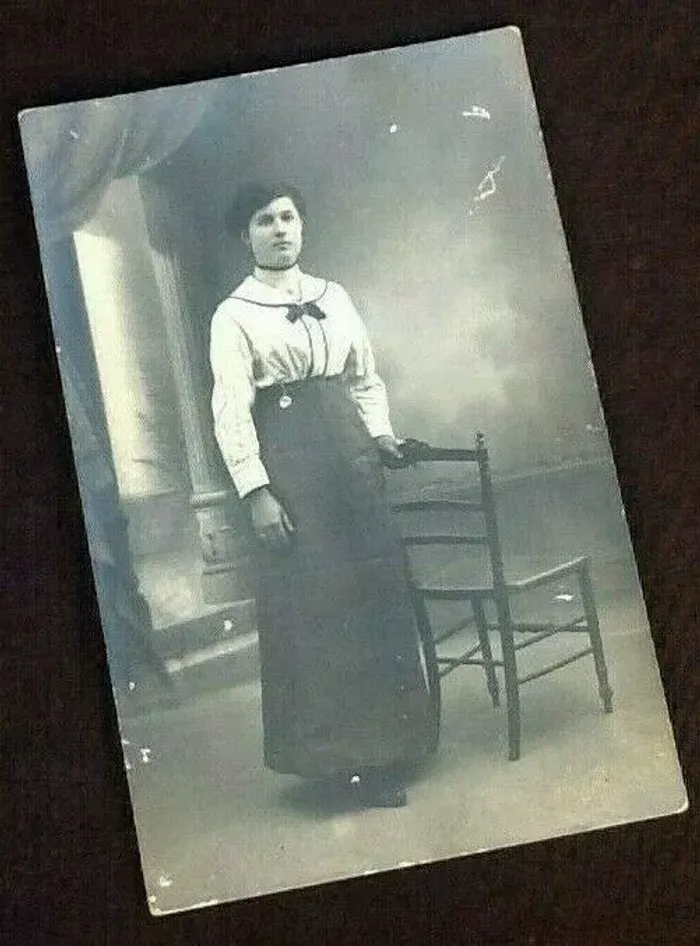 Carte postale ancienne / Carte photo studio Portrait femme - photo numéro 3