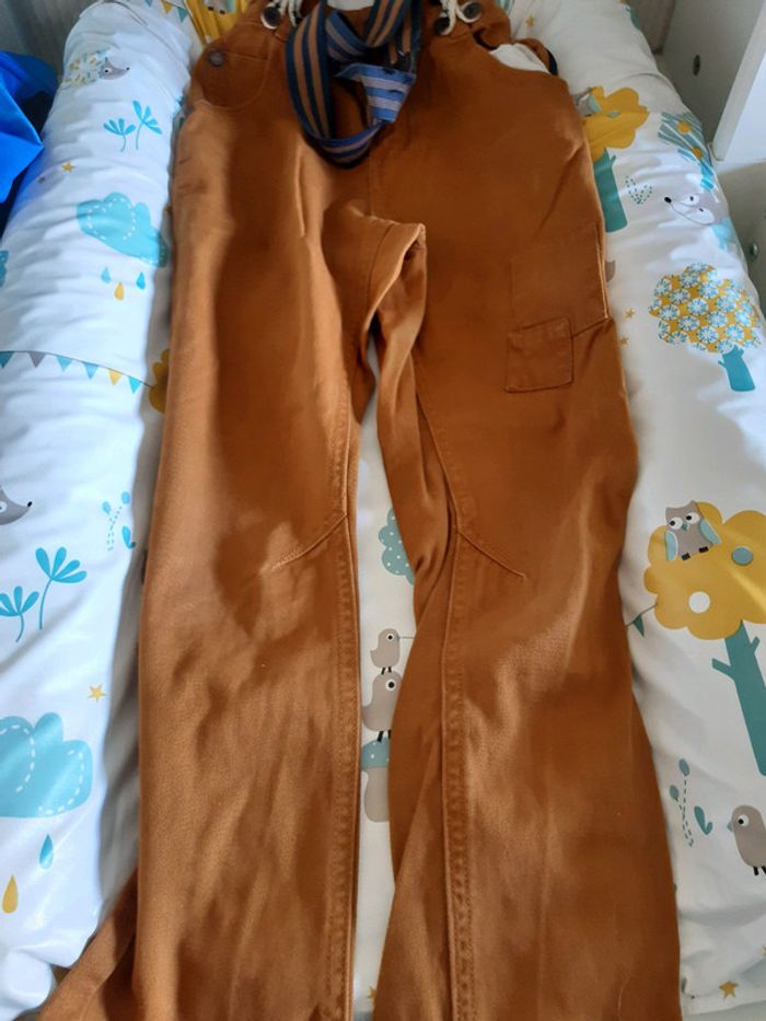 Pantalon marron kiabi a bretelle en excellent état 7 ans - photo numéro 2