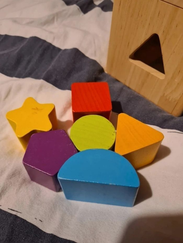 Jeu en bois - a empiler et a encastrer des formes - photo numéro 4
