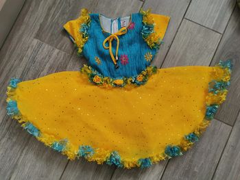 Robe jaune et bleu avec les fleurs 4-5 ans