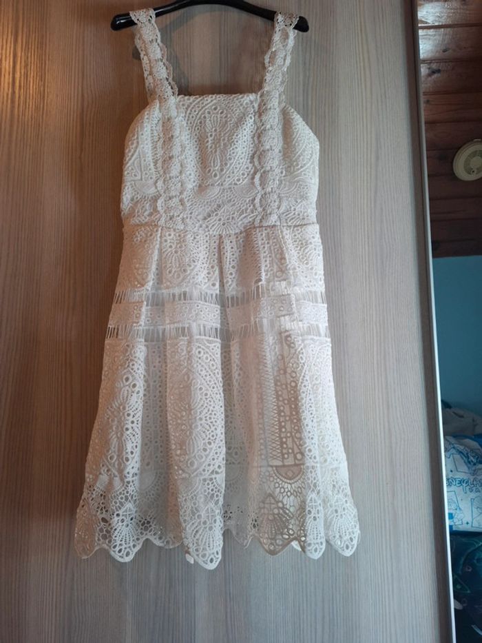 Robe blanche sans manche