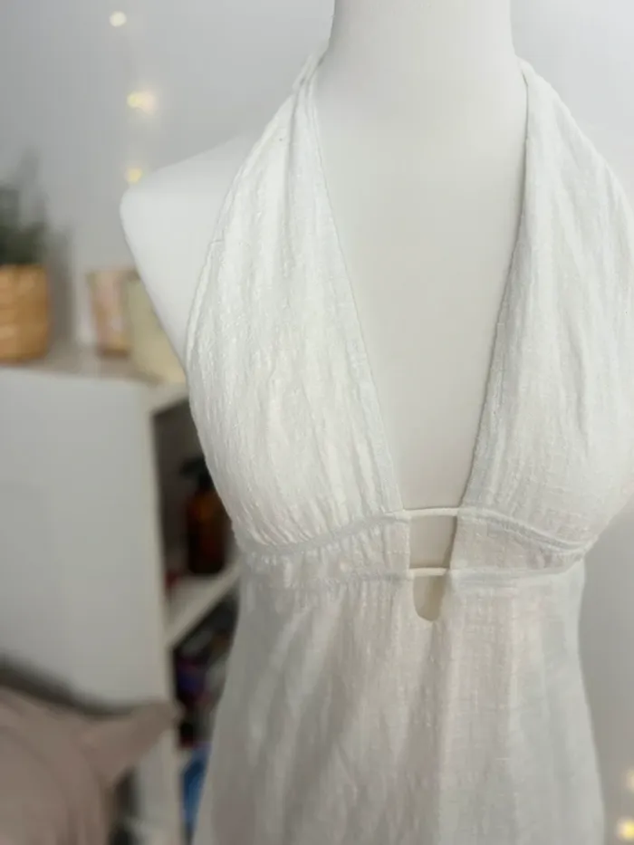 Mini robe blanche été dos nu Bershka taille M style romantique - photo numéro 2