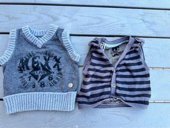 2 pulls sans manches