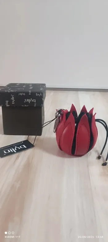 Porte-clés Ma Petite Tulipe

Bylin cui rouge noir neuf