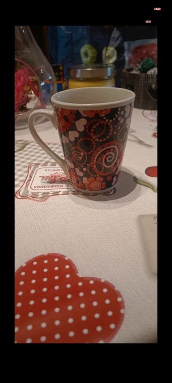 Tasse noir et rouge