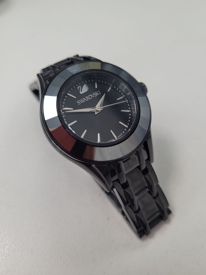 Vends montre femme swarovski alegria quartz neuve (5188824) fabriquée en suisse en acier inoxydable. 
Boitier 33 mm, vendez due avec 2 mailles supplémentaires et garantie