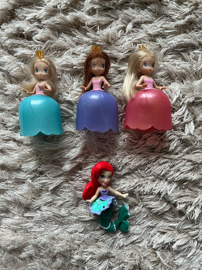 Lot de petites poupées