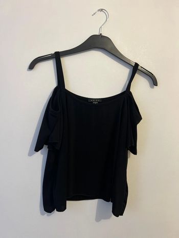 T-shirt noir, épaule dénudée