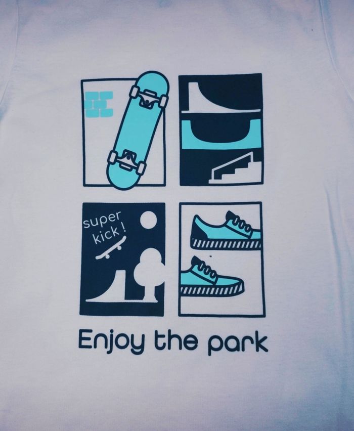 T-shirt manches courtes " Skate Park " blanc Garçon taille 10 ans marque Okaidi 🎸 - photo numéro 4