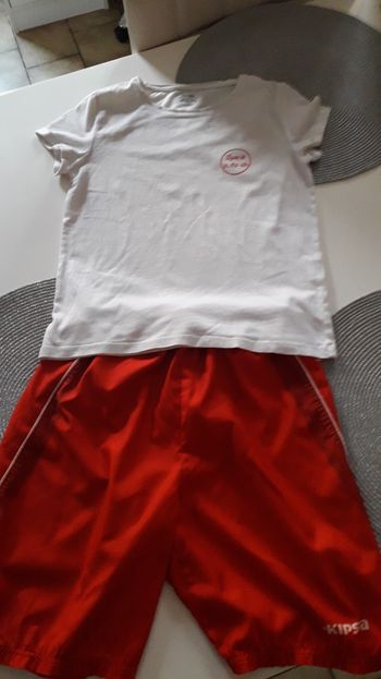 Tshirt blanc Kiabi et bermuda rouge KIPSTA 10 ans