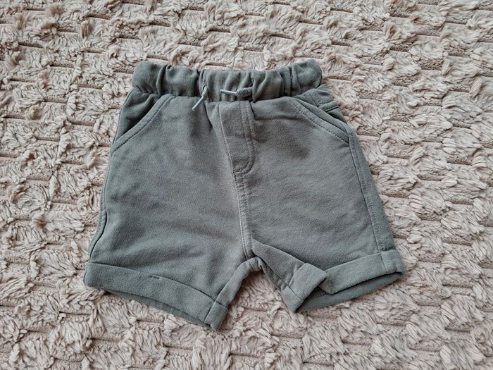 Shorts Taille 9 mois / 71 cm Neuf - photo numéro 2